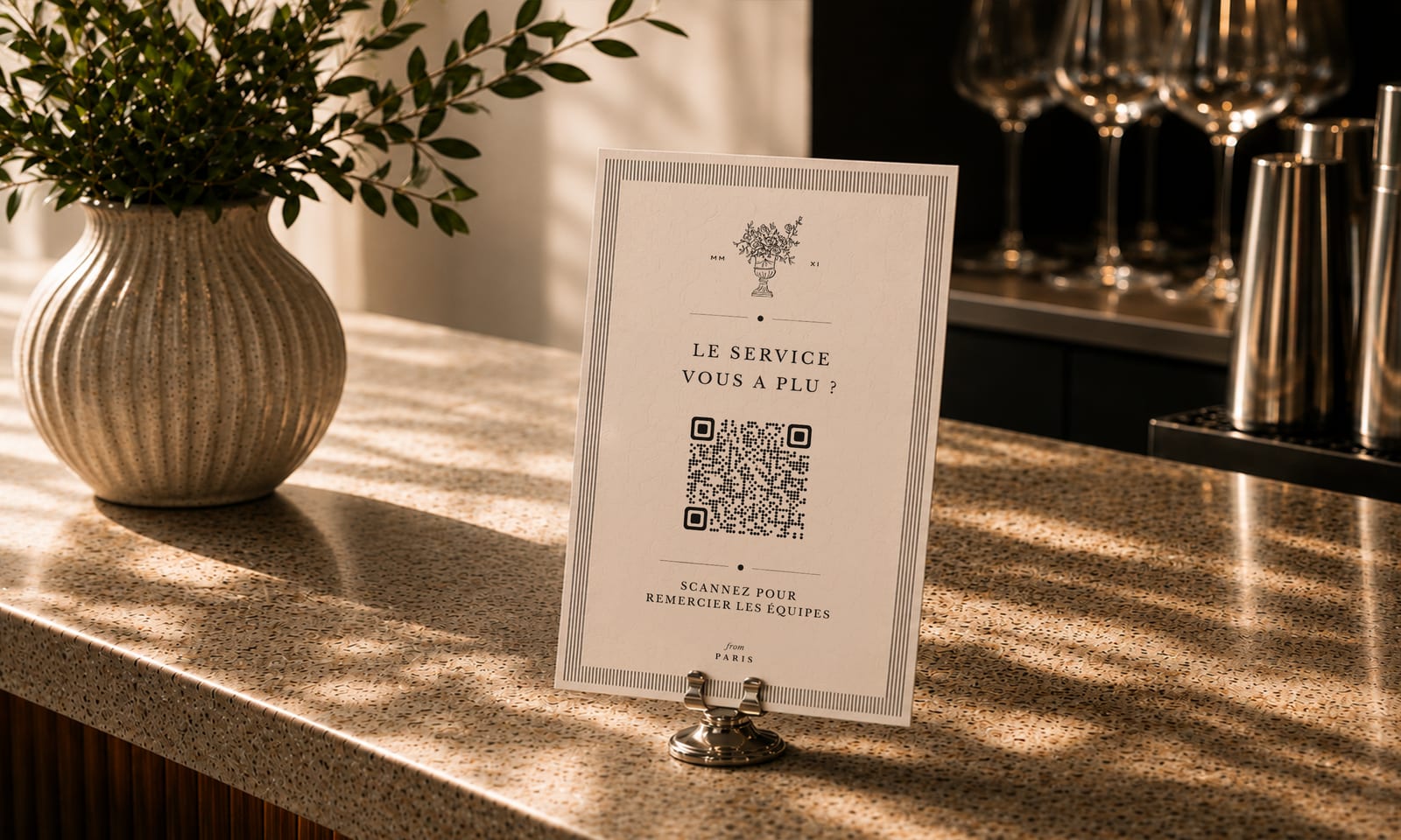 Présentoir QR CaptainTips posé sur un comptoir