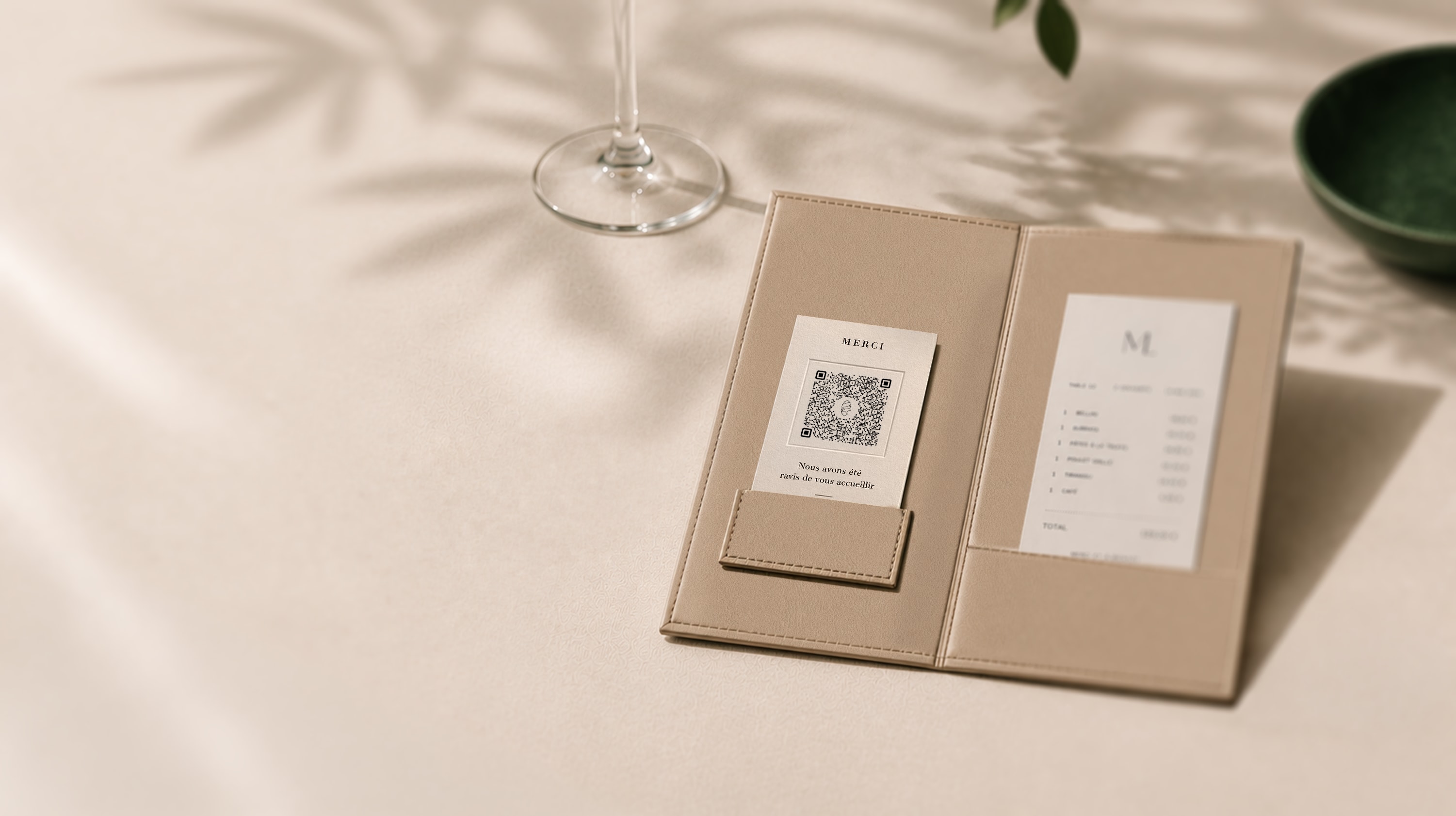 Porte-addition avec QR code CaptainTips sur une table de restaurant